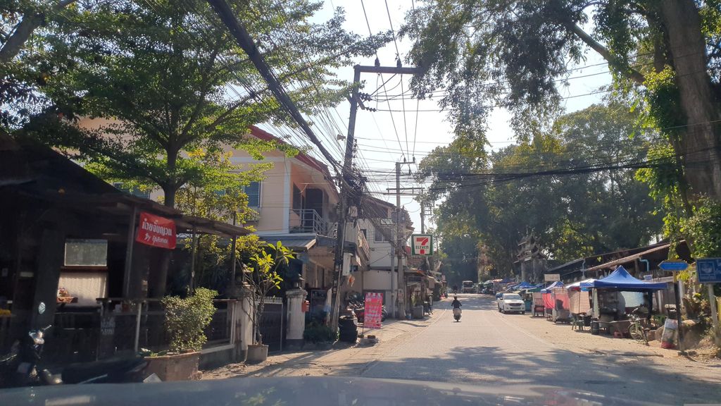 ภาพถนนตรงที่ 23 Coffee ตั้งอยู่ ถ่ายโดย jrcarlsen พ.ศ. 2566 (2023) · A street-level view of where 23 Coffee stands, by jrcarlsen in 2566 (2023)
