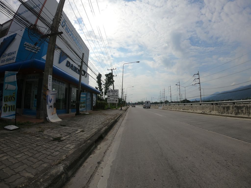 ภาพถนนตรงที่ ลานนาโซล่าเซลล์ ตั้งอยู่ ถ่ายโดย chanuwath_grab พ.ศ. 2562 (2019) · A street-level view of where ลานนาโซล่าเซลล์ · Lanna Solar Cell stands, by chanuwath_grab in 2562 (2019)