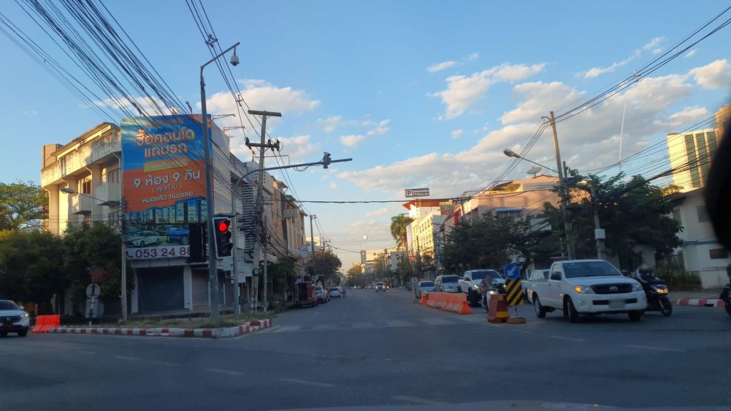 ภาพถนนตรงที่ เอ็ม พี ดวงตะวัน ตั้งอยู่ ถ่ายโดย jrcarlsen พ.ศ. 2565 (2022) · A street-level view of where เอ็ม พี ดวงตะวัน · Em Phi Duangtawan stands, by jrcarlsen in 2565 (2022)