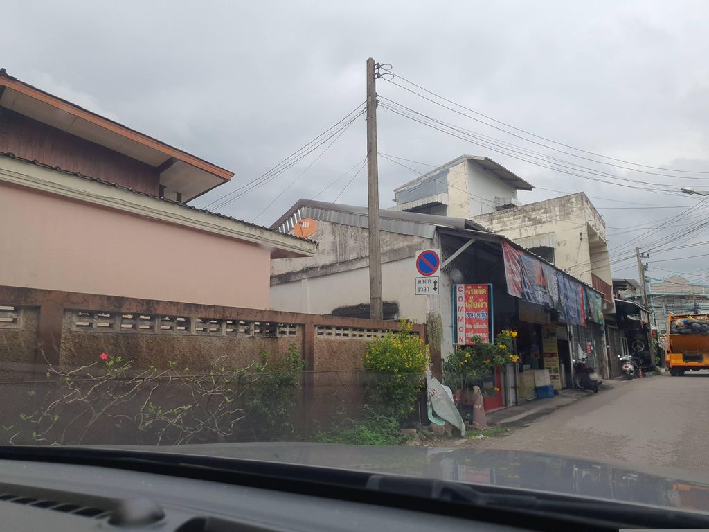 ภาพถนนตรงที่ Rei coffee roaster ตั้งอยู่ ถ่ายโดย jrcarlsen พ.ศ. 2566 (2023) · A street-level view of where Rei coffee roaster stands, by jrcarlsen in 2566 (2023)