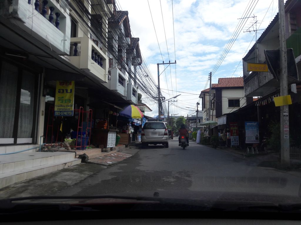 ภาพถนนตรงที่ ตำยำยั่วinสวนดอก ตั้งอยู่ ถ่ายโดย ratchaphat พ.ศ. 2561 (2018) · A street-level view of where ตำยำยั่วinสวนดอก · TamyamyuainSuan Dok stands, by ratchaphat in 2561 (2018)