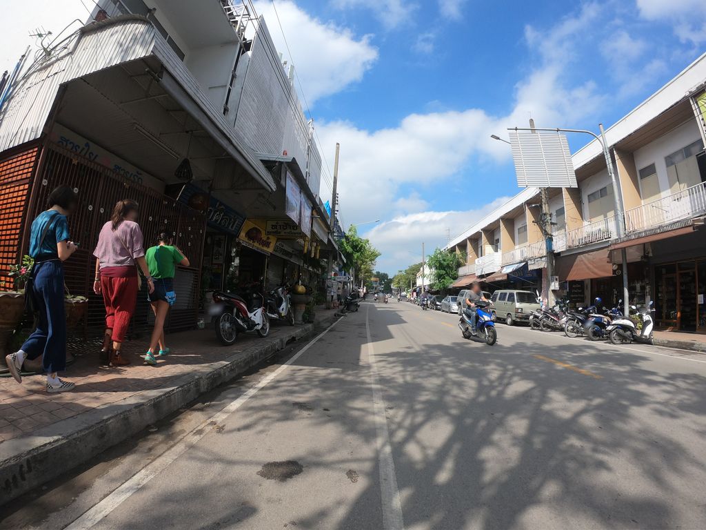 ภาพถนนตรงที่ คลินิกหมอจรัล ตั้งอยู่ ถ่ายโดย chanuwath_grab พ.ศ. 2562 (2019) · A street-level view of where คลินิกหมอจรัล · Mo Charan Clinic stands, by chanuwath_grab in 2562 (2019)