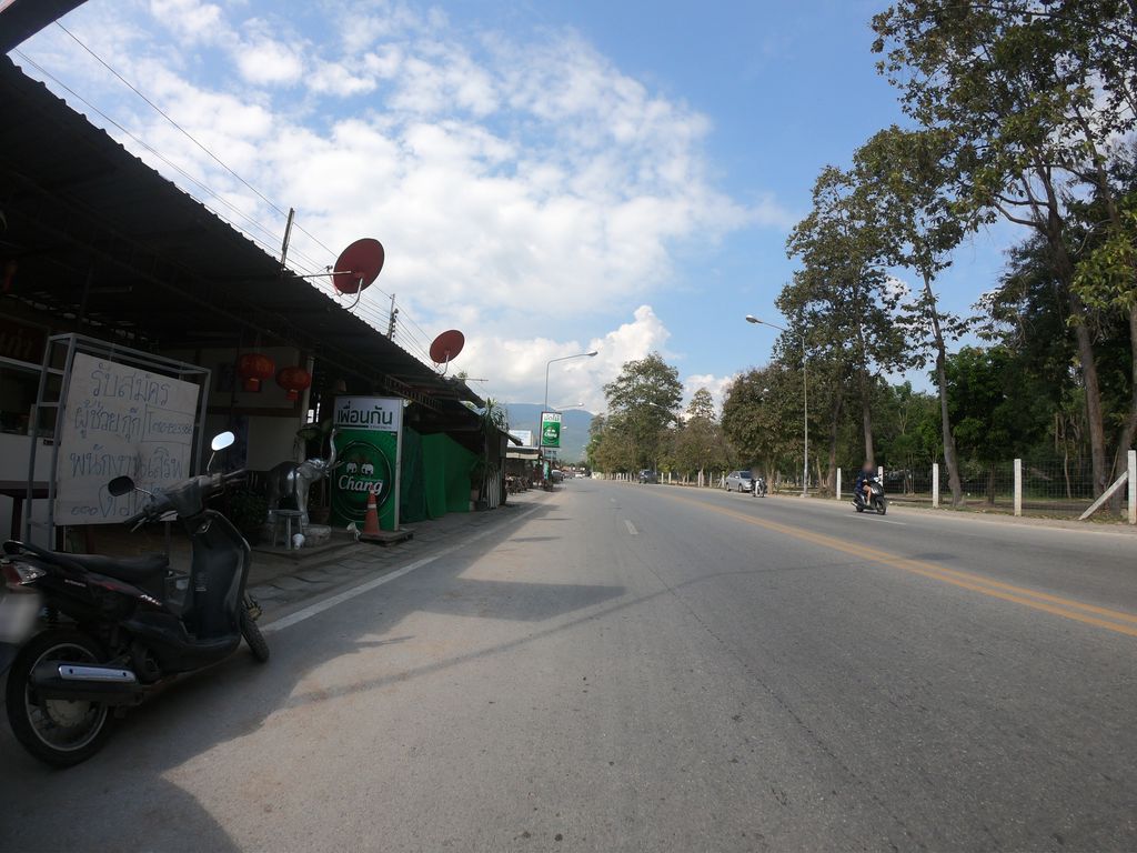 ภาพถนนตรงที่ อีสานล้านเปอร์เซ็นต์ ตั้งอยู่ ถ่ายโดย chanuwath_grab พ.ศ. 2562 (2019) · A street-level view of where อีสานล้านเปอร์เซ็นต์ · Isan Lan Poesen stands, by chanuwath_grab in 2562 (2019)