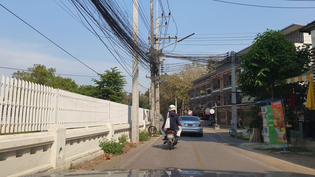 ภาพถนนตรงที่ Phowadol Place Chiang Mai ตั้งอยู่ ถ่ายโดย jrcarlsen พ.ศ. 2565 (2022) · A street-level view of where Phowadol Place Chiang Mai stands, by jrcarlsen in 2565 (2022)