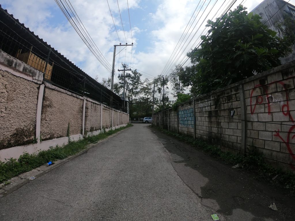 ภาพถนนตรงที่ แผนกวิชาช่างยนต์ ตั้งอยู่ ถ่ายโดย chanuwath_grab พ.ศ. 2562 (2019) · A street-level view of where แผนกวิชาช่างยนต์ · Phaenka Wicha Changyon stands, by chanuwath_grab in 2562 (2019)