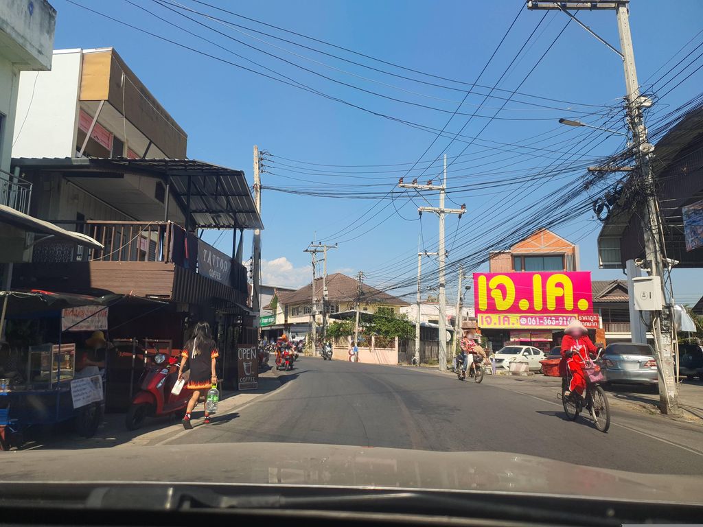 ภาพถนนตรงที่ สำนักงานเทศบาลตำบลหางดง ตั้งอยู่ ถ่ายโดย jrcarlsen พ.ศ. 2566 (2023) · A street-level view of where สำนักงานเทศบาลตำบลหางดง · Samnakngan Thetsaban Tambon Hang Dong stands, by jrcarlsen in 2566 (2023)