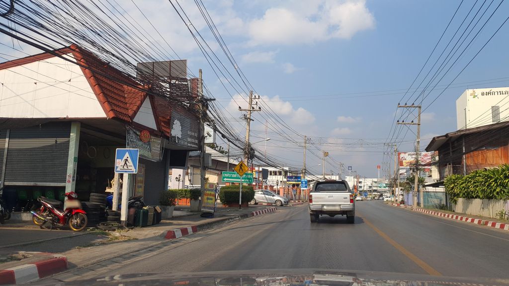 ภาพถนนตรงที่ คลินิกเทวินส์ทันตแพทย์ ตั้งอยู่ ถ่ายโดย jrcarlsen พ.ศ. 2565 (2022) · A street-level view of where คลินิกเทวินส์ทันตแพทย์ · Theona Thantaphaet Clinic stands, by jrcarlsen in 2565 (2022)