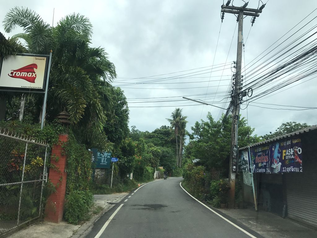 ภาพถนนตรงที่ ร้านอาหารตามสั่งชัดเจน ตั้งอยู่ ถ่ายโดย prasert พ.ศ. 2561 (2018) · A street-level view of where ร้านอาหารตามสั่งชัดเจน · Tamsang Chatchen Restaurant stands, by prasert in 2561 (2018)