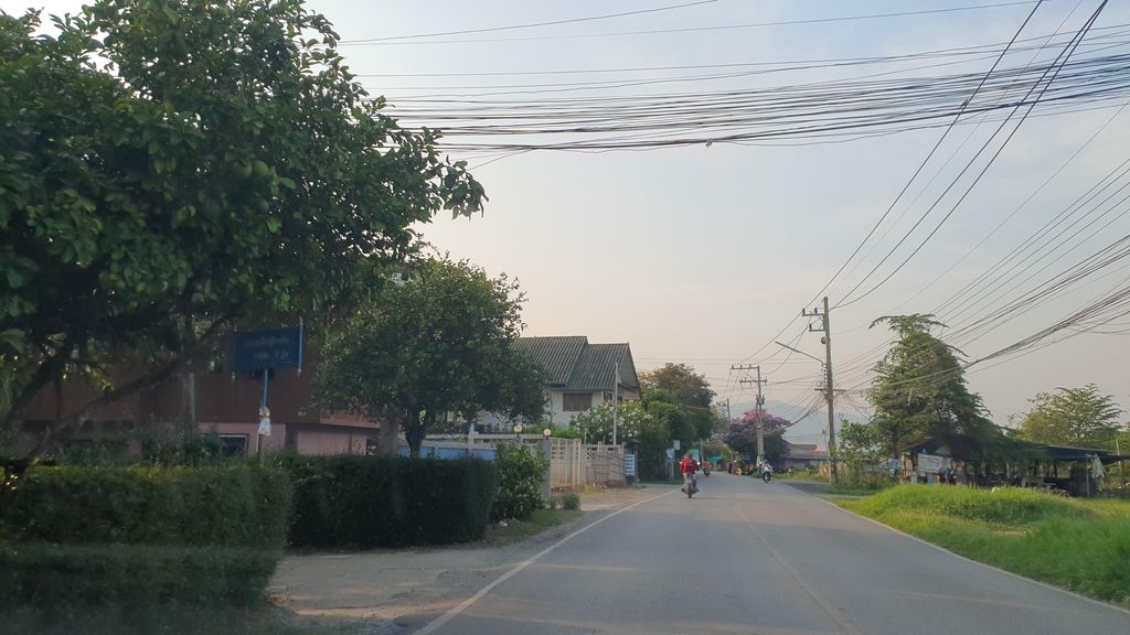 ภาพถนนตรงที่ เพาเวอร์มาร์ทหางดง-PowerMart HangDong ตั้งอยู่ ถ่ายโดย jrcarlsen พ.ศ. 2565 (2022) · A street-level view of where เพาเวอร์มาร์ทหางดง-PowerMart HangDong stands, by jrcarlsen in 2565 (2022)