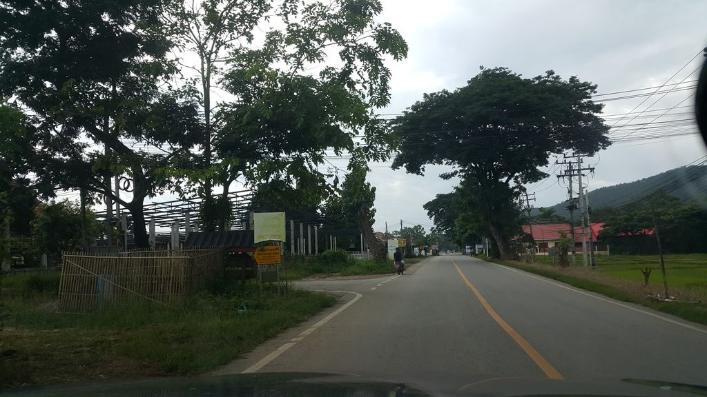 ภาพถนนตรงที่ เบนซ์รถมือสอง ตั้งอยู่ ถ่ายโดย jrcarlsen พ.ศ. 2561 (2018) · A street-level view of where เบนซ์รถมือสอง · Ben Rotmuetong stands, by jrcarlsen in 2561 (2018)