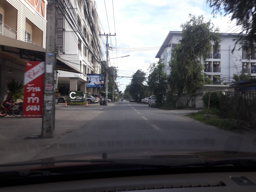 ภาพถนนตรงที่ PEEL - Fruit & Yogurt ตั้งอยู่ ถ่ายโดย ratchaphat พ.ศ. 2561 (2018) · A street-level view of where PEEL - Fruit & Yogurt stands, by ratchaphat in 2561 (2018)