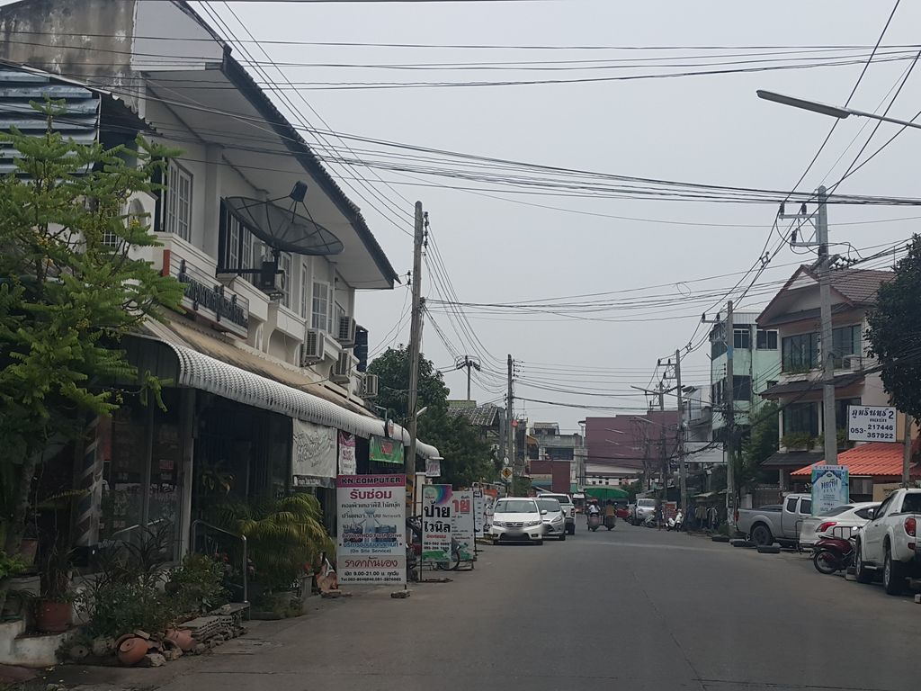 ภาพถนนตรงที่ ราเมง Raku2 สันติธรรม ตั้งอยู่ ถ่ายโดย jrcarlsen พ.ศ. 2559 (2016) · A street-level view of where ราเมง Raku2 สันติธรรม stands, by jrcarlsen in 2559 (2016)