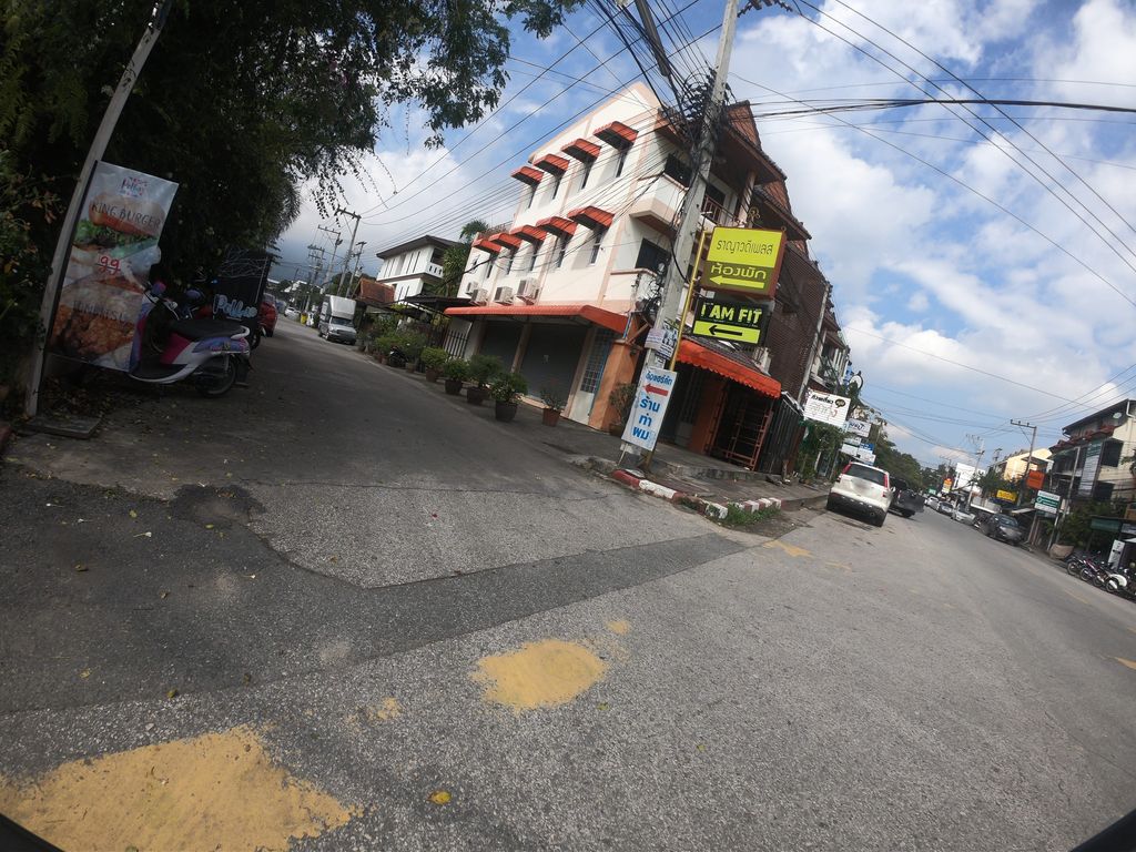 ภาพถนนตรงที่ ร้านบะหมี่ จงฟา ตั้งอยู่ ถ่ายโดย chanuwath_grab พ.ศ. 2562 (2019) · A street-level view of where ร้านบะหมี่ จงฟา · Ran Bami Chongfa stands, by chanuwath_grab in 2562 (2019)