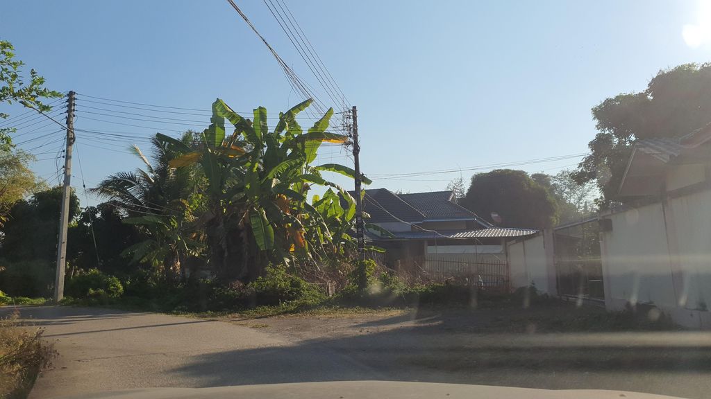 ภาพถนนตรงที่ ต้นเงิน แกลลอรี่ ตั้งอยู่ ถ่ายโดย jrcarlsen พ.ศ. 2565 (2022) · A street-level view of where ต้นเงิน แกลลอรี่ · Ton Ngoen Klaenari stands, by jrcarlsen in 2565 (2022)