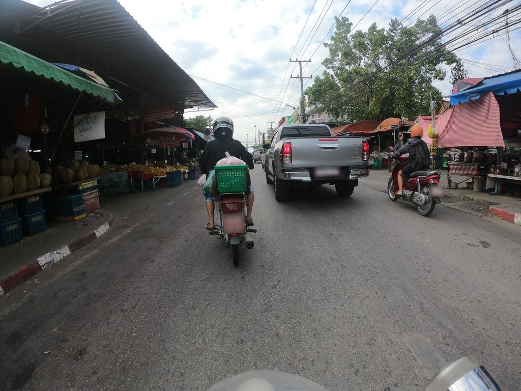 ภาพถนนตรงที่ เรไรแตงโม ตลาดเมืองไหม่ ตั้งอยู่ ถ่ายโดย chanuwath_grab พ.ศ. 2562 (2019) · A street-level view of where เรไรแตงโม ตลาดเมืองไหม่ · Reraitaengmo Talat Mueang Mai stands, by chanuwath_grab in 2562 (2019)