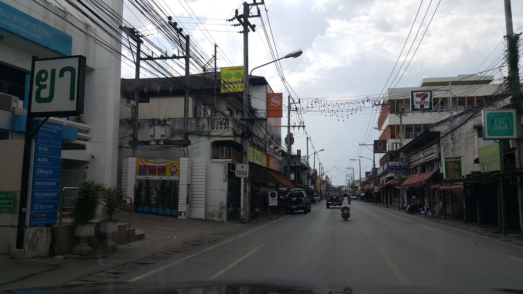 ภาพถนนตรงที่ ก๋วยเตี๋ยวลุงเชย สันกำแพงเจ้าเก่า ตั้งอยู่ ถ่ายโดย jrcarlsen พ.ศ. 2559 (2016) · A street-level view of where ก๋วยเตี๋ยวลุงเชย สันกำแพงเจ้าเก่า · Kuaitiao Lungchoei San Kamphaeng Chaokao stands, by jrcarlsen in 2559 (2016)