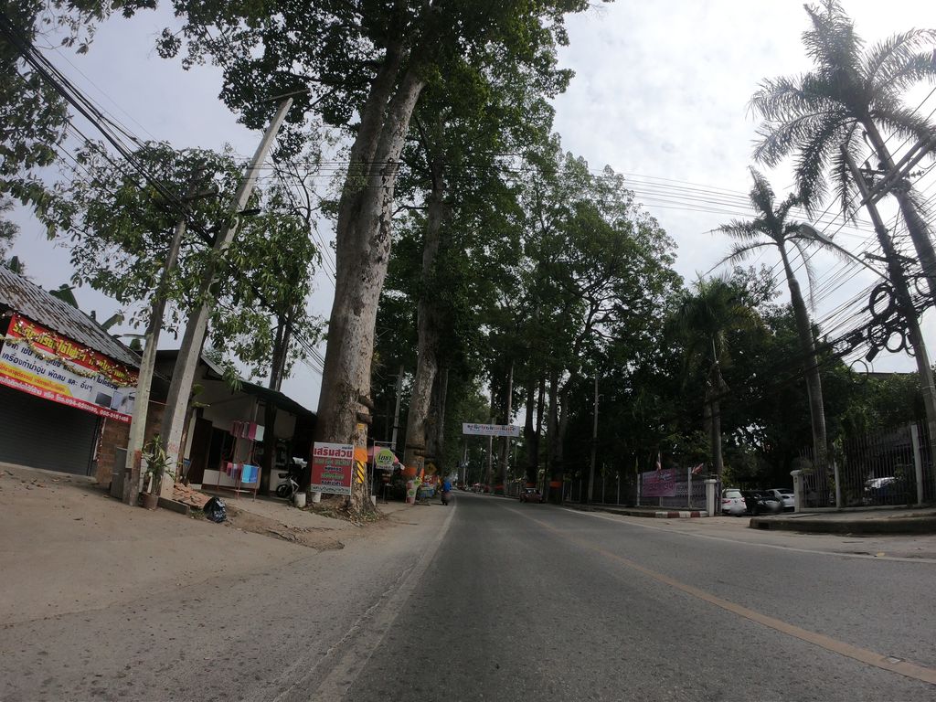 ภาพถนนตรงที่ ร้านตัดผมมมยศบาเบอร์ ตั้งอยู่ ถ่ายโดย chanuwath_grab พ.ศ. 2562 (2019) · A street-level view of where ร้านตัดผมมมยศบาเบอร์ · Mamayot Barber Barber stands, by chanuwath_grab in 2562 (2019)