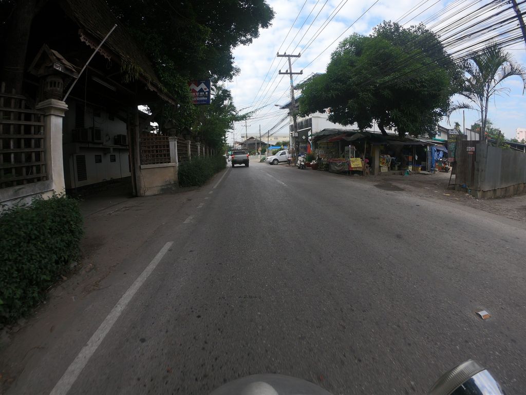 ภาพถนนตรงที่ ร้าน ก.ไก่ ข้าวมันไก่ ตั้งอยู่ ถ่ายโดย chanuwath_grab พ.ศ. 2562 (2019) · A street-level view of where ร้าน ก.ไก่ ข้าวมันไก่ · Ran Ka.kai Khao Man Kai stands, by chanuwath_grab in 2562 (2019)