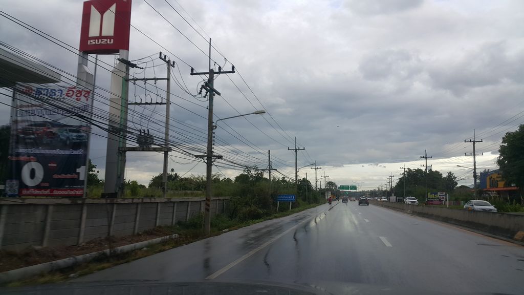 ภาพถนนตรงที่ ธารา อีซูซุ สาขาแม่แตง ตั้งอยู่ ถ่ายโดย jrcarlsen พ.ศ. 2560 (2017) · A street-level view of where ธารา อีซูซุ สาขาแม่แตง · Thara Isuzu Sakha Mae Taeng stands, by jrcarlsen in 2560 (2017)