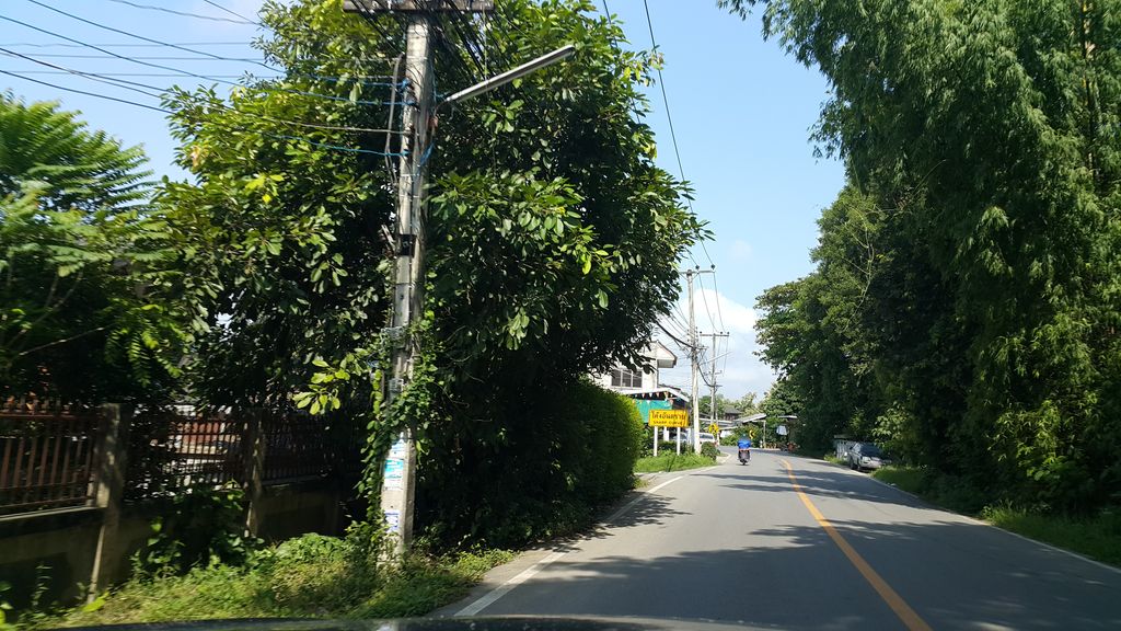 ภาพถนนตรงที่ Dosmissu System ตั้งอยู่ ถ่ายโดย jrcarlsen พ.ศ. 2559 (2016) · A street-level view of where Dosmissu System stands, by jrcarlsen in 2559 (2016)