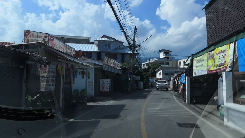 ภาพถนนตรงที่ กะเพราเจ็ดยอด ตั้งอยู่ ถ่ายโดย charlesano พ.ศ. 2561 (2018) · A street-level view of where กะเพราเจ็ดยอด · Kaphrao Chet Yot stands, by charlesano in 2561 (2018)