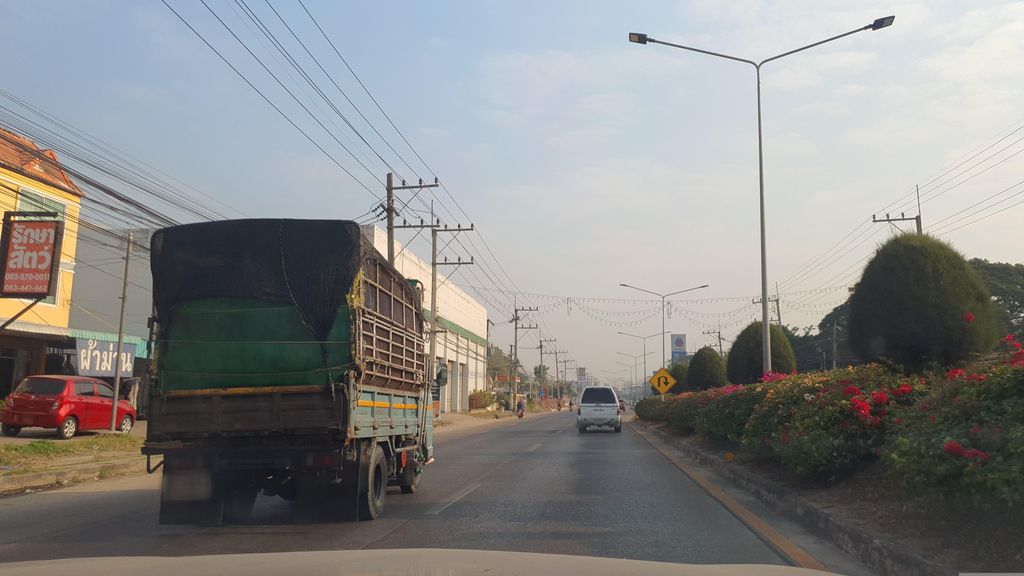 ภาพถนนตรงที่ คลินิกตาหมอนภารัตน์ ตั้งอยู่ ถ่ายโดย jrcarlsen พ.ศ. 2566 (2023) · A street-level view of where คลินิกตาหมอนภารัตน์ · Ta Mo Napha Rat Clinic stands, by jrcarlsen in 2566 (2023)