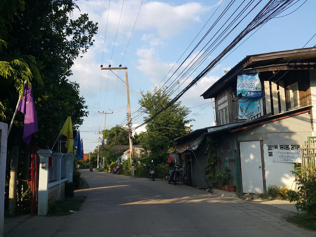ภาพถนนตรงที่ หมูใจดี สาขา สันไร่ (สำนักงานใหญ่) ตั้งอยู่ ถ่ายโดย jrcarlsen พ.ศ. 2558 (2015) · A street-level view of where หมูใจดี สาขา สันไร่ (สำนักงานใหญ่) · Muchaidi Sakha San Rai (Samnakngan Yai) stands, by jrcarlsen in 2558 (2015)