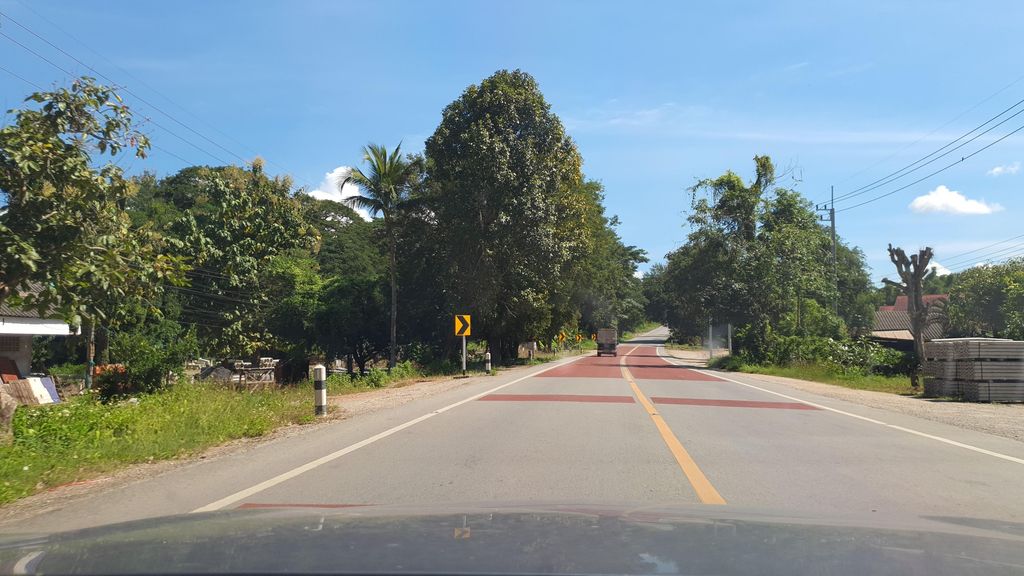 ภาพถนนตรงที่ วรเชษฐ์ พาณิชย์ 1991 ตั้งอยู่ ถ่ายโดย jrcarlsen พ.ศ. 2564 (2021) · A street-level view of where วรเชษฐ์ พาณิชย์ 1991 · Wonchet Phanit 1991 stands, by jrcarlsen in 2564 (2021)