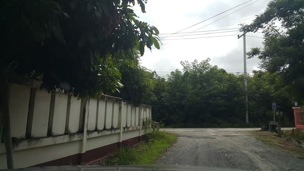 ภาพถนนตรงที่ ส้มตำซอย24 ตั้งอยู่ ถ่ายโดย jrcarlsen พ.ศ. 2559 (2016) · A street-level view of where ส้มตำซอย24 · Som Tam Soi24 stands, by jrcarlsen in 2559 (2016)