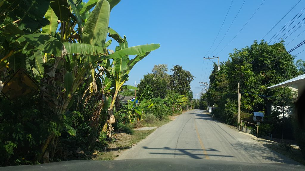 ภาพถนนตรงที่ ร้านต้นน้ำ ชาไข่มุก ตั้งอยู่ ถ่ายโดย jrcarlsen พ.ศ. 2562 (2019) · A street-level view of where ร้านต้นน้ำ ชาไข่มุก · Ran Ton Nam Chakhaimuk stands, by jrcarlsen in 2562 (2019)