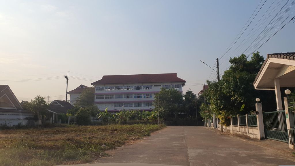 ภาพถนนตรงที่ โรงเรียนบ้านดง ตั้งอยู่ ถ่ายโดย jrcarlsen พ.ศ. 2566 (2023) · A street-level view of where โรงเรียนบ้านดง · Ban Dong School stands, by jrcarlsen in 2566 (2023)