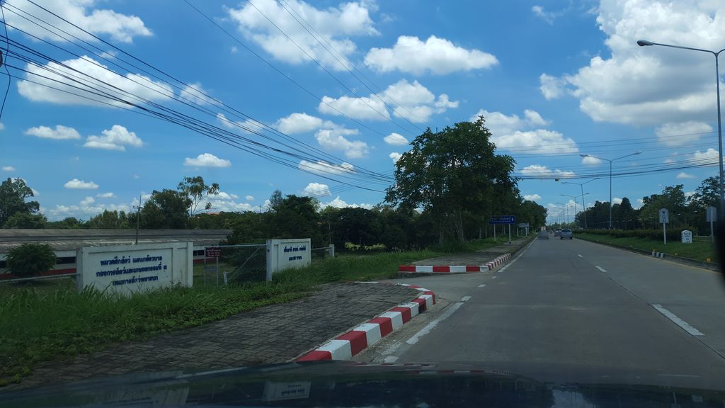 ภาพถนนตรงที่ แผนกสัตวบาล กรมการสัตว์ทหารบก ตั้งอยู่ ถ่ายโดย jrcarlsen พ.ศ. 2563 (2020) · A street-level view of where แผนกสัตวบาล กรมการสัตว์ทหารบก · Phaenkasatoban Kromkan Sat Thahanbok stands, by jrcarlsen in 2563 (2020)
