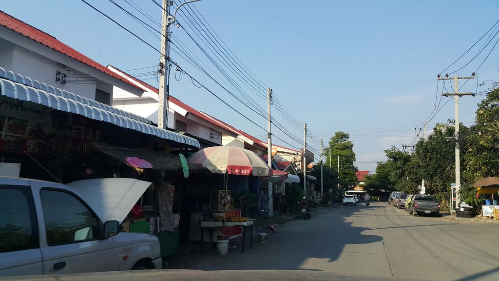 ภาพถนนตรงที่ บ้านอนุรักษ์กระดาษสา Preservation House ตั้งอยู่ ถ่ายโดย jrcarlsen พ.ศ. 2560 (2017) · A street-level view of where บ้านอนุรักษ์กระดาษสา Preservation House stands, by jrcarlsen in 2560 (2017)