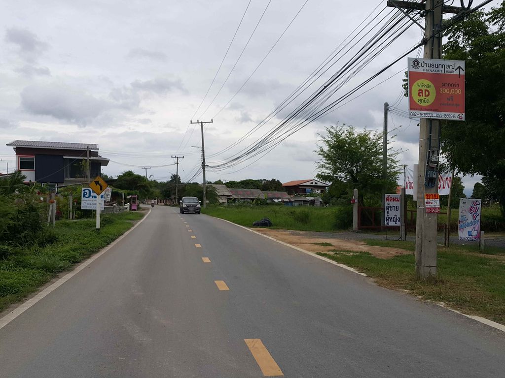 ภาพถนนตรงที่ ท่ารั้ว คาเฟ่ ตั้งอยู่ ถ่ายโดย jrcarlsen พ.ศ. 2558 (2015) · A street-level view of where ท่ารั้ว คาเฟ่ · Tha Rua Café stands, by jrcarlsen in 2558 (2015)