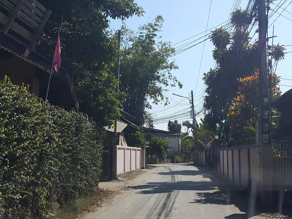 ภาพถนนตรงที่ บ้านสะบัดศิลป์ สาขาเชียงใหม่ ตั้งอยู่ ถ่ายโดย jrcarlsen พ.ศ. 2558 (2015) · A street-level view of where บ้านสะบัดศิลป์ สาขาเชียงใหม่ · Ban Sabat Sin Sakha Chiang Mai stands, by jrcarlsen in 2558 (2015)