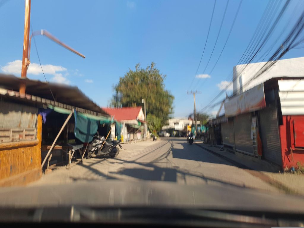 ภาพถนนตรงที่ หม่าล่า 5 สหาย ตั้งอยู่ ถ่ายโดย jrcarlsen พ.ศ. 2566 (2023) · A street-level view of where หม่าล่า 5 สหาย · Mala 5 Sahai stands, by jrcarlsen in 2566 (2023)
