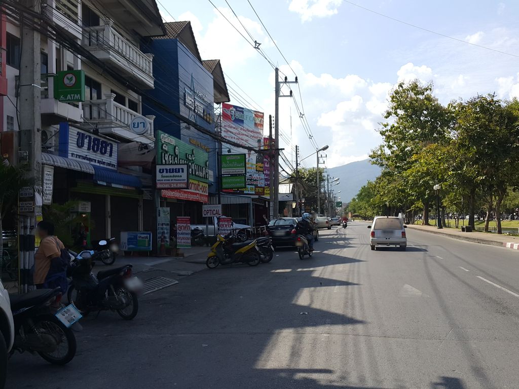 ภาพถนนตรงที่ Sanae' Oldtown Hotel ตั้งอยู่ ถ่ายโดย jrcarlsen พ.ศ. 2558 (2015) · A street-level view of where Sanae' Oldtown Hotel stands, by jrcarlsen in 2558 (2015)