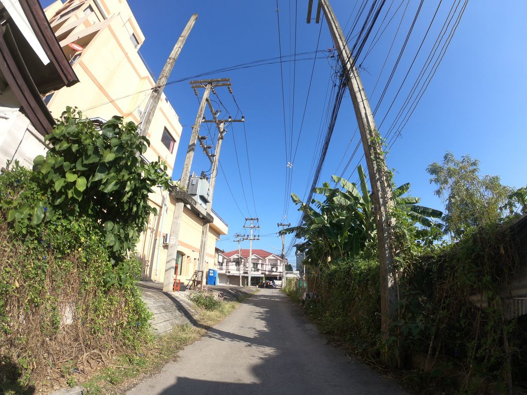 ภาพถนนตรงที่ ลานนาบรรจุภัณฑ์ ตั้งอยู่ ถ่ายโดย chanuwath_grab พ.ศ. 2562 (2019) · A street-level view of where ลานนาบรรจุภัณฑ์ · Lanna Bronchuphan stands, by chanuwath_grab in 2562 (2019)