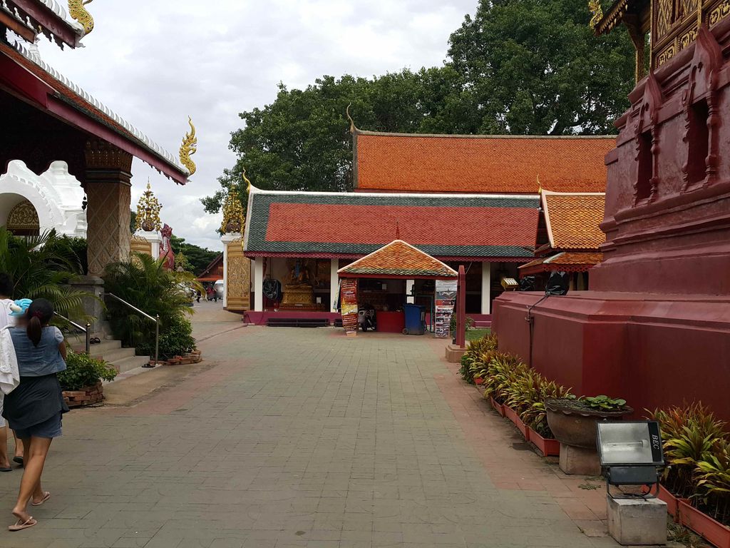ภาพถนนตรงที่ Wat Phra That Hariphunchai ตั้งอยู่ ถ่ายโดย jrcarlsen พ.ศ. 2558 (2015) · A street-level view of where Wat Phra That Hariphunchai stands, by jrcarlsen in 2558 (2015)
