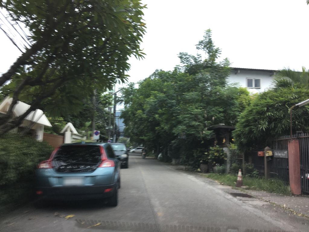 ภาพถนนตรงที่ เรียนภาษาเยอรมัน เชียงใหม่ Deutschkurs in Chiang Mai ตั้งอยู่ ถ่ายโดย wapriz พ.ศ. 2561 (2018) · A street-level view of where เรียนภาษาเยอรมัน เชียงใหม่ Deutschkurs in Chiang Mai stands, by wapriz in 2561 (2018)