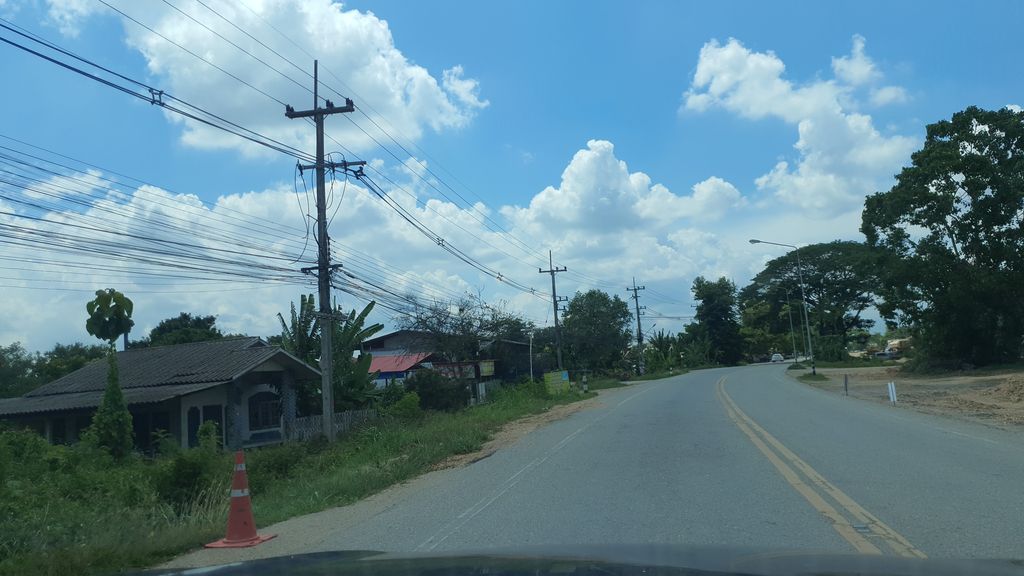 ภาพถนนตรงที่ ร้านชมพูซาลอน ตั้งอยู่ ถ่ายโดย jrcarlsen พ.ศ. 2564 (2021) · A street-level view of where ร้านชมพูซาลอน · Ran Chomphu Salon stands, by jrcarlsen in 2564 (2021)