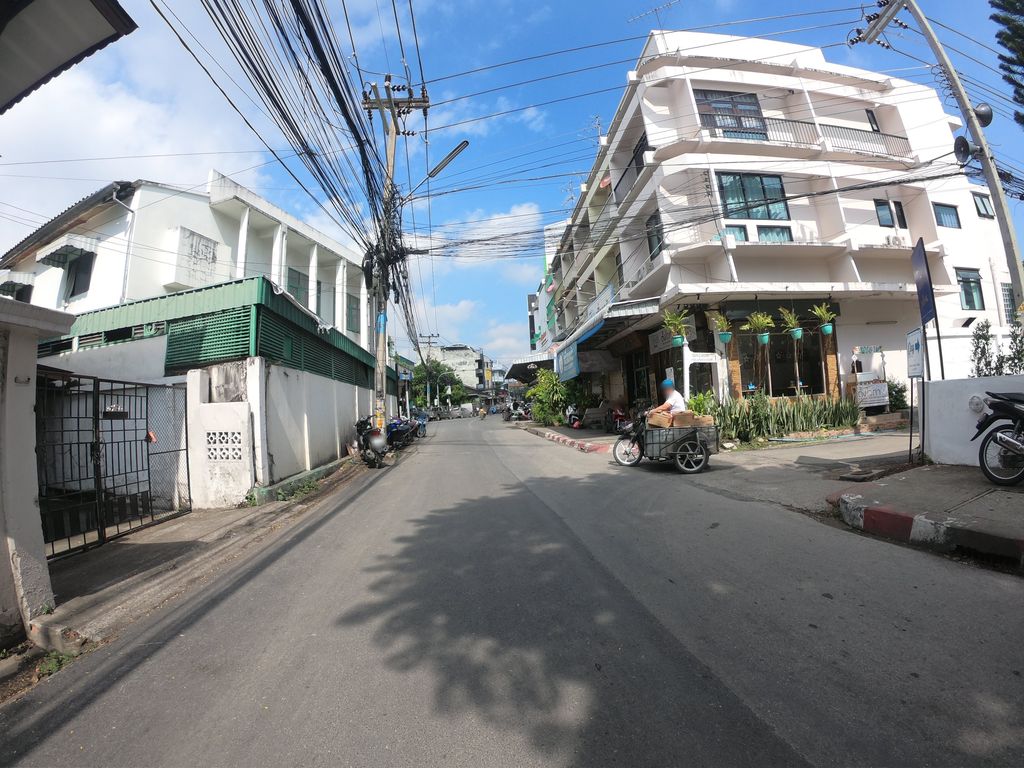 ภาพถนนตรงที่ The Mellow Pillow Hotel ตั้งอยู่ ถ่ายโดย chanuwath_grab พ.ศ. 2562 (2019) · A street-level view of where The Mellow Pillow Hotel stands, by chanuwath_grab in 2562 (2019)