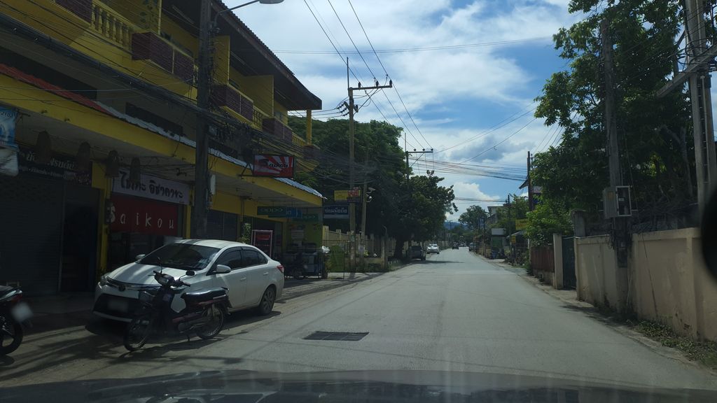 ภาพถนนตรงที่ น้องเฟรนด์ยำยั่ว ตั้งอยู่ ถ่ายโดย jrcarlsen พ.ศ. 2563 (2020) · A street-level view of where น้องเฟรนด์ยำยั่ว · Nong Friend Yam Yua stands, by jrcarlsen in 2563 (2020)