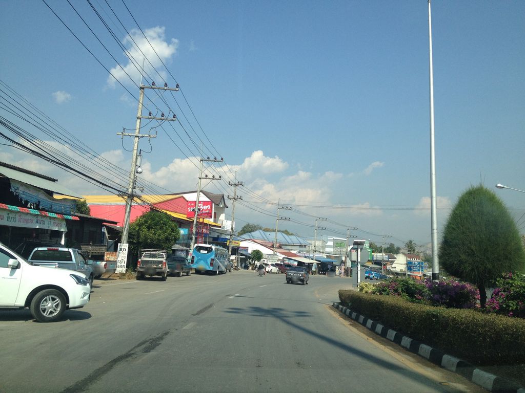 ภาพถนนตรงที่ ฮอดการแว่น - ร้านแว่นฮอด ตั้งอยู่ ถ่ายโดย jimwatana พ.ศ. 2558 (2015) · A street-level view of where ฮอดการแว่น - ร้านแว่นฮอด · Hot Kanwaen - Ran Waen Hot stands, by jimwatana in 2558 (2015)