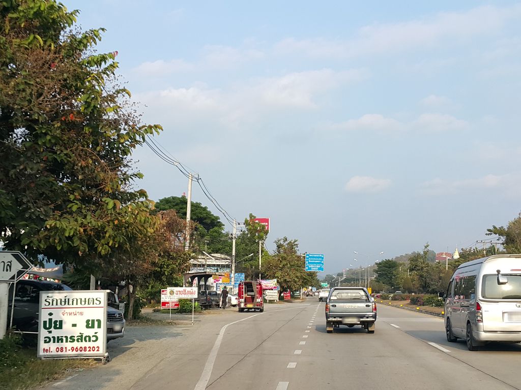 ภาพถนนตรงที่ Mininim Store สาขาศรีบัวเงิน - แยกพรอมเมนาดา ตั้งอยู่ ถ่ายโดย jrcarlsen พ.ศ. 2558 (2015) · A street-level view of where Mininim Store สาขาศรีบัวเงิน - แยกพรอมเมนาดา stands, by jrcarlsen in 2558 (2015)