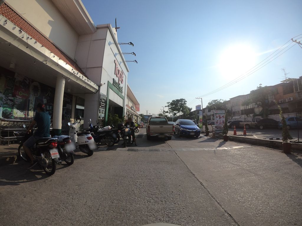 ภาพถนนตรงที่ Block & Play Space ตั้งอยู่ ถ่ายโดย chanuwath_grab พ.ศ. 2562 (2019) · A street-level view of where Block & Play Space stands, by chanuwath_grab in 2562 (2019)