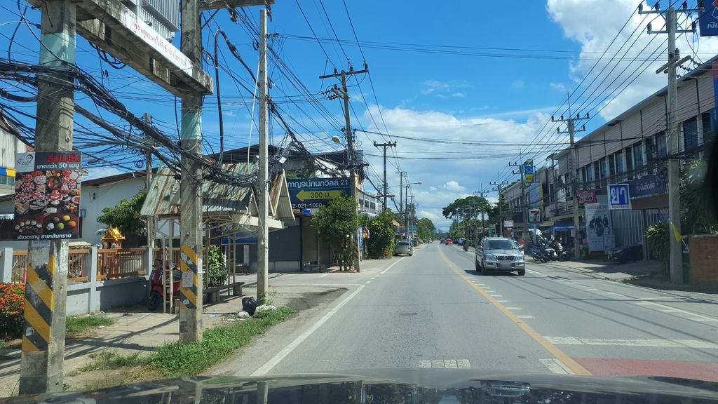 ภาพถนนตรงที่ ตุ๊ดตู่  อาหารปลา ตั้งอยู่ ถ่ายโดย jrcarlsen พ.ศ. 2564 (2021) · A street-level view of where ตุ๊ดตู่  อาหารปลา · Tuttu Ahanpla stands, by jrcarlsen in 2564 (2021)