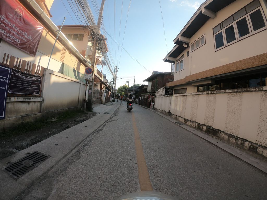 ภาพถนนตรงที่ ก๋วยเตี๋ยวเรือย่ากาญ สาขาราชภัฏเชียงใหม่ ตั้งอยู่ ถ่ายโดย chanuwath_grab พ.ศ. 2562 (2019) · A street-level view of where ก๋วยเตี๋ยวเรือย่ากาญ สาขาราชภัฏเชียงใหม่ · Kuaitiao Re Ya Kan Sakha Ratchaphat Chiang Mai stands, by chanuwath_grab in 2562 (2019)