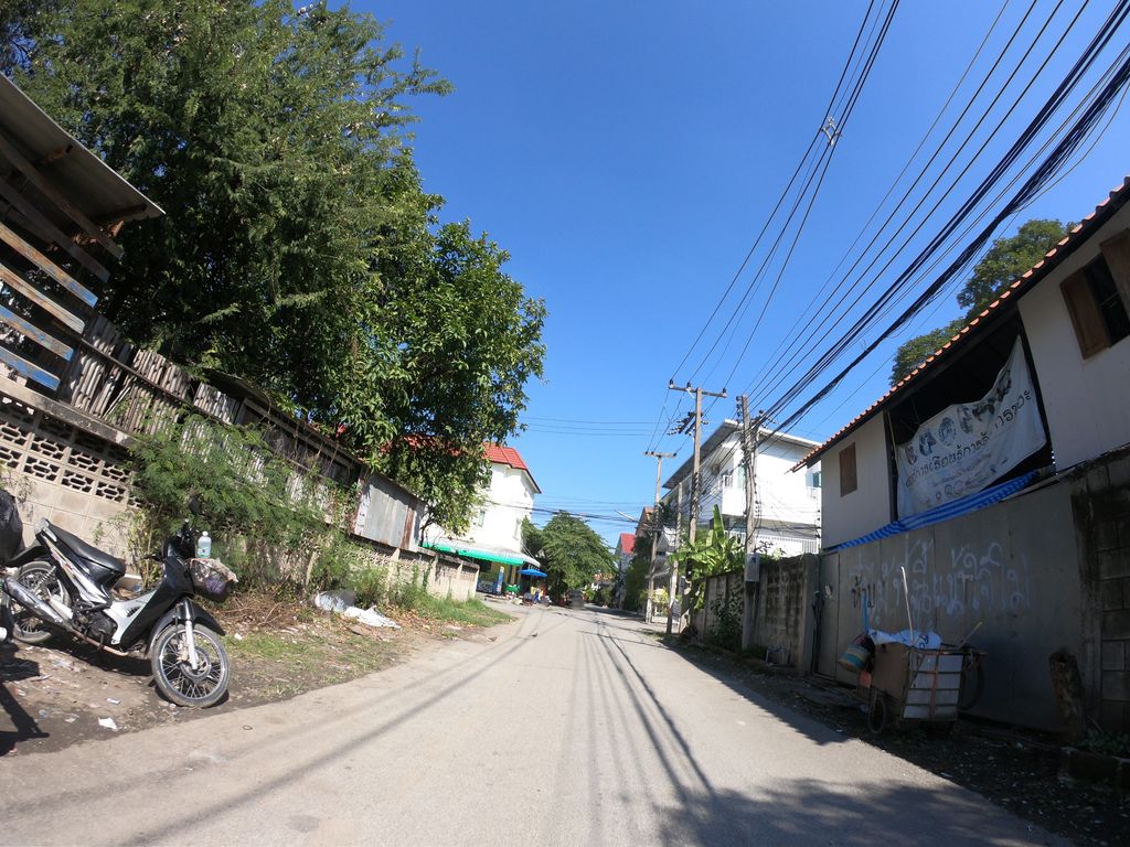 ภาพถนนตรงที่ 𝟒𝐌𝐞𝐞 𝐂𝐚𝐟𝐞 ' ตั้งอยู่ ถ่ายโดย chanuwath_grab พ.ศ. 2562 (2019) · A street-level view of where 𝟒𝐌𝐞𝐞 𝐂𝐚𝐟𝐞 ' stands, by chanuwath_grab in 2562 (2019)