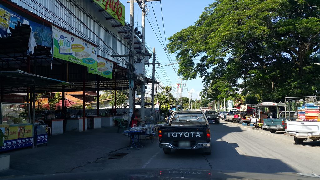 ภาพถนนตรงที่ ร้านก๋วยเตี๋ยวอภัย ตั้งอยู่ ถ่ายโดย jrcarlsen พ.ศ. 2559 (2016) · A street-level view of where ร้านก๋วยเตี๋ยวอภัย · Ran Kuaitiao Aphai stands, by jrcarlsen in 2559 (2016)